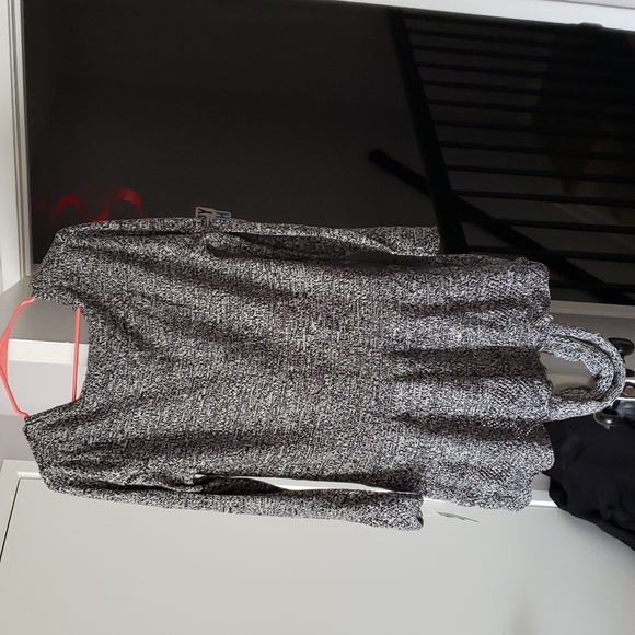 Black and gray sweater - Picture 3 of 5